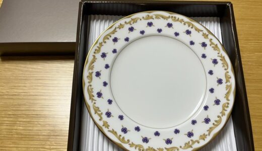 Noritakeコラボの限定復刻デザイン。ビオラ柄のケーキ皿